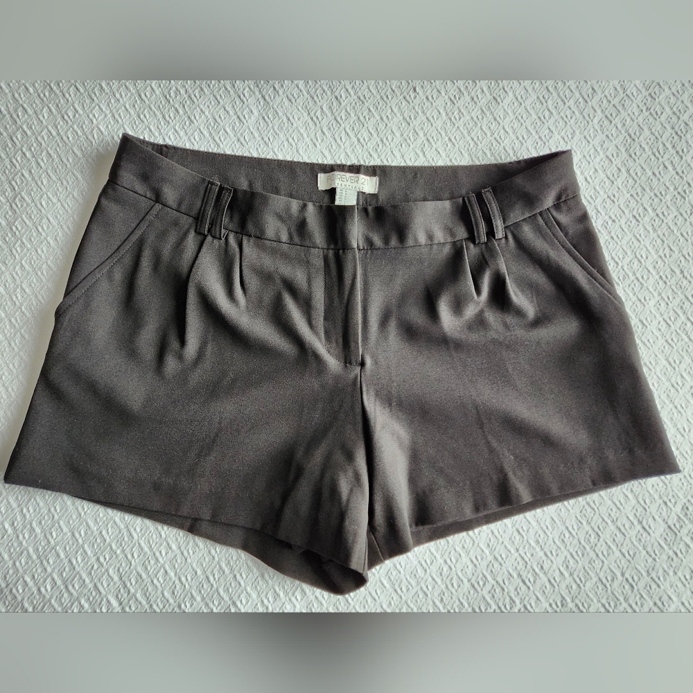 FOREVER 21 Pleated Women's Black Shorts. Size Large.